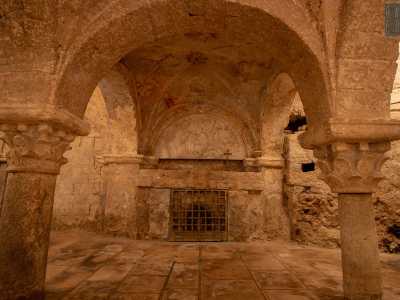 Il gioiello della cripta si trova in basso a un altare ricavato nella pietra, l� dove una grata dorata custodisce la nicchia in cui nel 1087 vennero custodite le reliquie di San Nicola